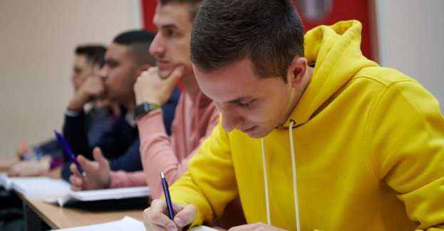 Akt oskarżenia w sprawie pobicia nauczyciela w szkole; w tle handel narkotykami