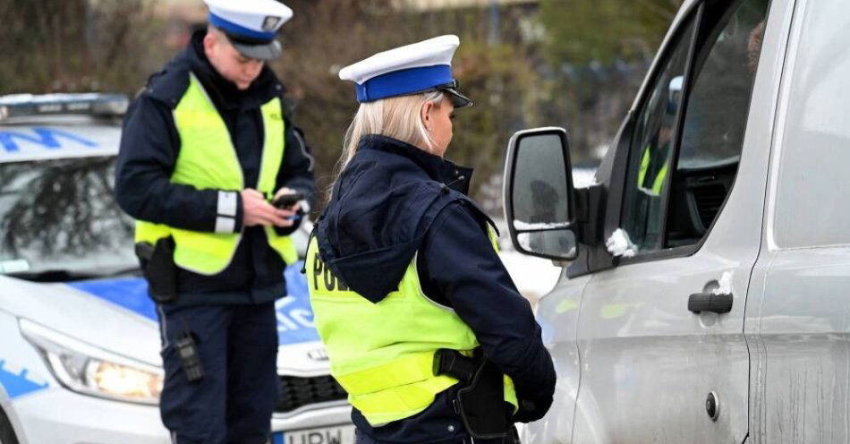 zdjęcie: Są już pierwsze kary za jazdę powyżej 50 km/h poza terenem zabudowanym / Szczecin, 28.12.2021. Policjanci dokonują pomiaru prędkości samochodów i kontrolują dokumenty kierowców, 28 bm. (mb/ibor) PAP/Marcin Bielecki