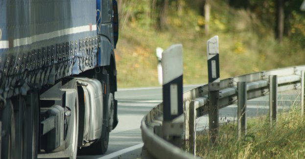 Zderzenie czterech ciężarówek na dk 79; droga zablokowana