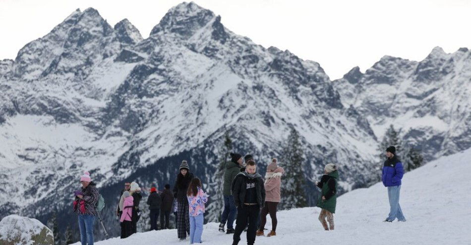 zdjęcie: Początek ferii z typowo zimowymi warunkami w górach / Tatry, 26.12.2025. Turyści wypoczywają na Rusinowej Polanie w Tatrach, w drugim dniu świąt Bożego Narodzenia, 26 bm. (amb) PAP/Grzegorz Momot