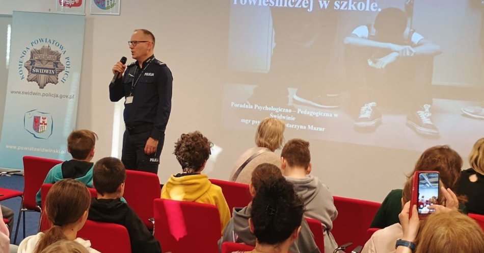 zdjęcie: Debata w Świdwinie o bezpieczeństwie uczniów online i w szkole / fot. KPP w Świdwinie