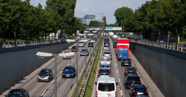 Zablokowana dk 22 w Barkowie po zderzeniu auta ciężarowego z osobowym