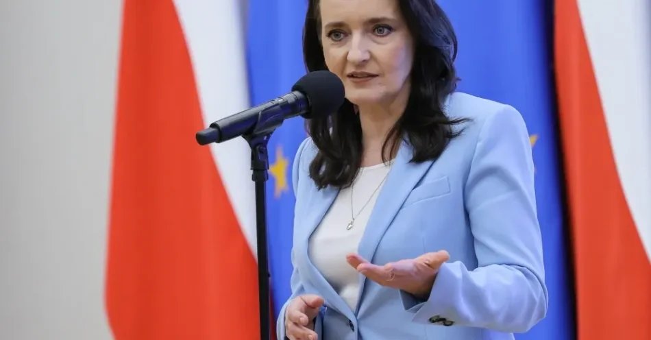 zdjęcie: Okła-Drewnowicz: ponad 40 proc. gmin nie świadczy usług opiekuńczych w sposób wystarczający / Warszawa, 29.04.2025. Minister ds. polityki senioralnej Marzena Okła-Drewnowicz podczas uroczystej gali, podsumowującej I edycję projektu