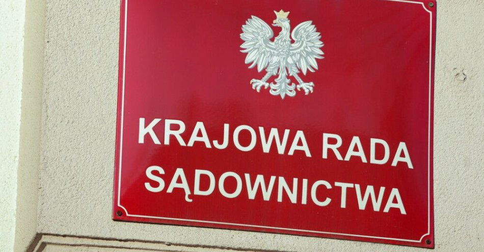 zdjęcie: Sejm: komisja za projektem nowelizacji ustawy o KRS / Warszawa, 21.01.2026. Siedziba Krajowej Rady Sądownictwa w Warszawie, 21 bm. Policja na zlecenie prokuratury przeprowadza czynności w pomieszczeniach biura Rzecznika Dyscyplinarnego Sędziów Sądów Powszechnych w budynku, gdzie siedzibę ma również KRS. (sko) PAP/Tomasz Gzell