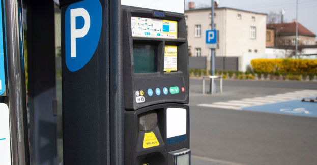 Radni za zmianami w strefie płatnego parkowania
