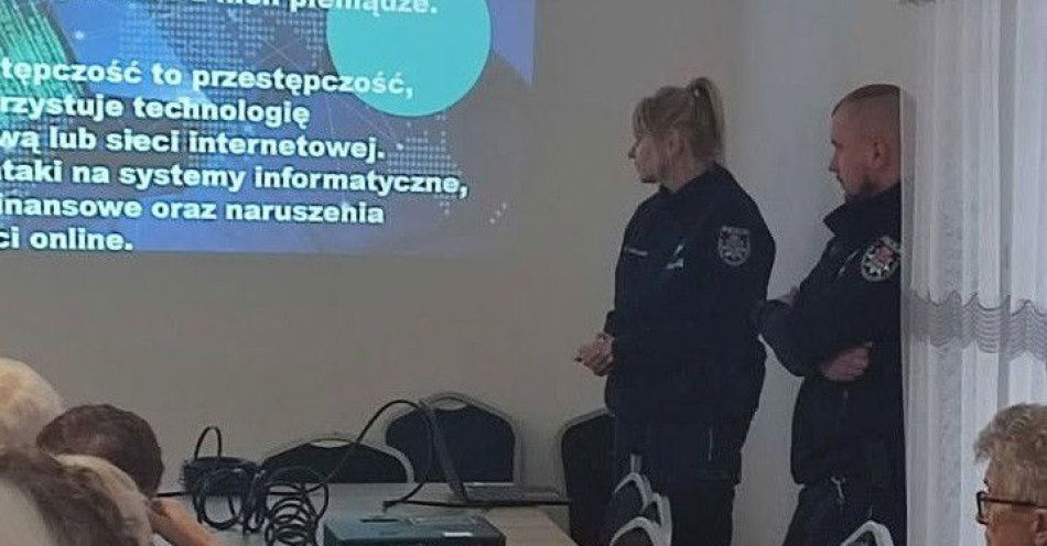 zdjęcie: Dzielnicowi uczą seniorów jak uniknąć oszustw / fot. KPP w Pułtusku