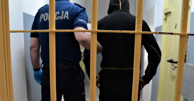 Poszukiwany z zakazem prowadzenia pojazdów mechanicznych zatrzymany po pościgu