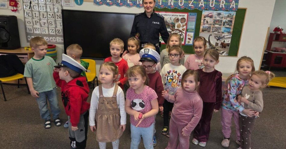 zdjęcie: Policjantka uczy przedszkolaków zasad bezpiecznego przejścia / fot. KMP w Toruniu