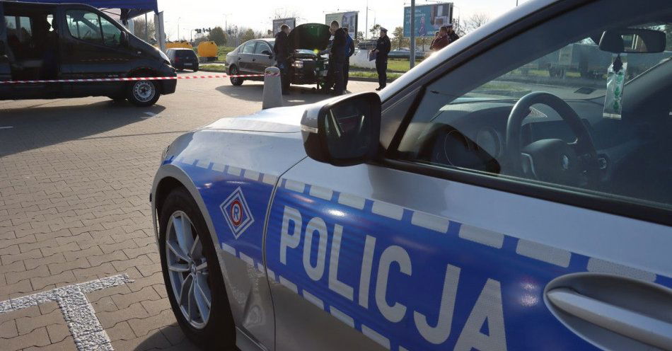 zdjęcie: Twoje Światła Nasze Bezpieczeństwo sprawdź oświetlenie auta / fot. KMP w Ostrołęce Kampania „Twoje Światła – Nasze Bezpieczeństwo”