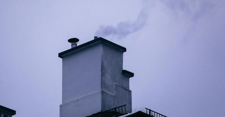zdjęcie: Jakość powietrza w Polsce pogarsza się drugi rok z rzędu / Warszawa, 28.12.2021. Jeden z dymiących kominów w Warszawie, 28 bm. Dzisiaj nieznacznie przekroczone normy zanieczyszczeń sprawia, że powietrze w stolicy jest dobre. I tak, skażenie PM2.5: 88% normy (22 µg/m3) - zanieczyszczenie rośnie oraz skażenie PM10: 102% normy (41 µg/m3) - zanieczyszczenie rośnie. Od 2023 r. w aglomeracji będzie obowiązywał zakaz stosowania kotłów grzewczych na paliwa stałe. Do początków grudnia br. wymieniono ich tylko 547. Pozostało jeszcze niemal 14,5 tys. do likwidacj