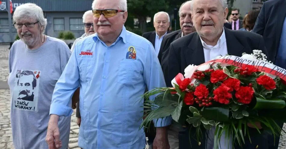 zdjęcie: Wałęsa: byliśmy do tego zwycięstwa w ogóle nieprzygotowani / Gdańsk, 31.08.2026. Były prezydent RP Lech Wałęsa (C) oraz członek komitetu budowy Pomnika Poległych Stoczniowców Henryk Knapiński (P) podczas uroczystości złożenia kwiatów pod Pomnikiem Poległych Stoczniowców 1970 w Gdańsku, 31 bm. Trwają obchody 46. rocznicy podpisania Porozumień Sierpniowych i powstania NSZZ „Solidarność”. (jm) PAP/Adam Warżawa