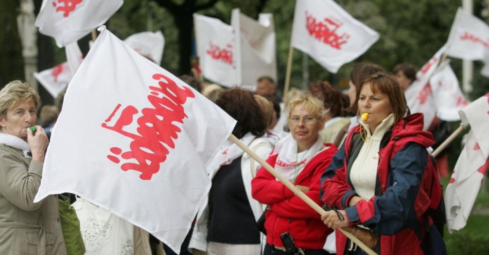 zdjęcie: Oświatowa „S” oflaguje szkoły i przedszkola protestując m.in. w sprawie godzin ponadwymiarowych / Warszawa, 29.08.2008. Pracownicy oświaty podczas pikiety zorganizowanej przez Sekcję Krajową Oświaty i Wychowania NSZZ Solidarność, 29 bm. przed Ministerstwem Edukacji Narodowej. (kru) PAP/Bartłomiej Zborowski
