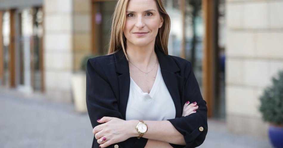 zdjęcie: Sobkowiak-Czarnecka: myślę, że w kwietniu Polska otrzyma pierwsze środki w programie „Polska Zbrojna” / Warszawa, 16.03.2026. Pełnomocnik rządu do spraw Instrumentu na rzecz Zwiększenia Bezpieczeństwa Europy Magdalena Sobkowiak-Czarnecka przed siedzibą Polskiej Agencji Prasowej w Warszawie, 16 bm. Magdalena Sobkowiak-Czarnecka była gościem Studia PAP. (jm) PAP/Tomasz Gzell