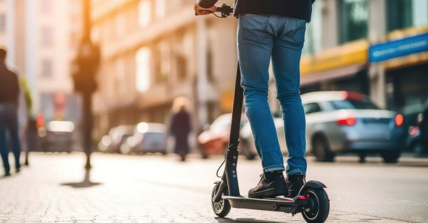 14-latek na hulajnodze elektrycznej zderzył się z samochodem. Trafił do szpitala