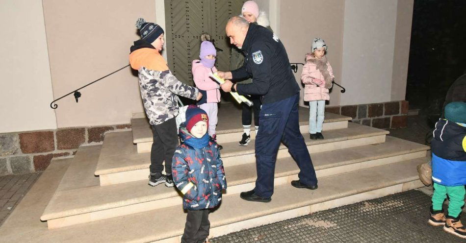 zdjęcie: Policjanci rozdawali odblaski podczas rorat w Dziemianach / fot. KPP w Kościerzynie