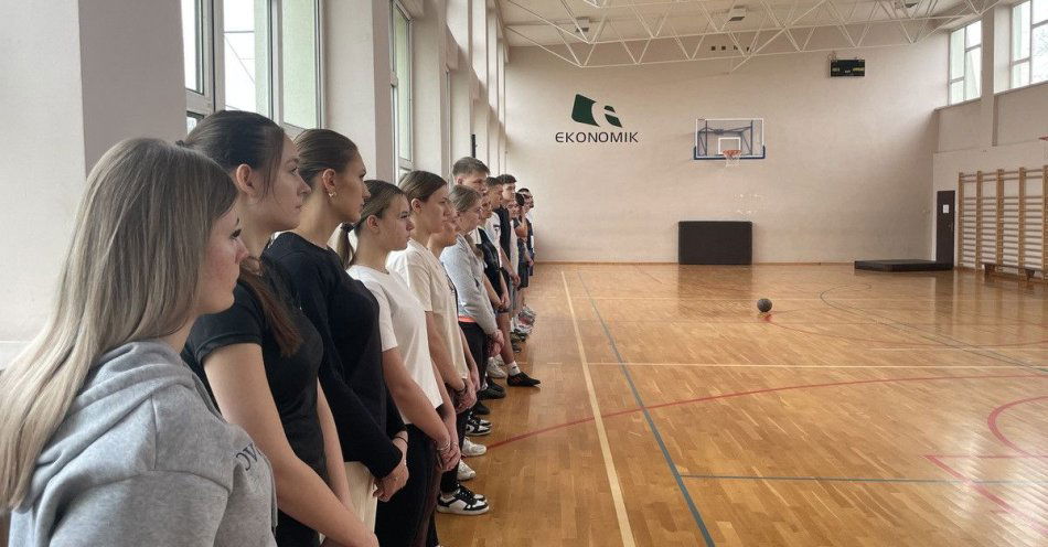 zdjęcie: Test sprawności w ZSE Słupca daje przewagę w rekrutacji / fot. KPP Słupca Test sprawności fizycznej w klasie mundurowej ZSE w Słupcy – realne korzyści dla uczniów w procesie rekrutacji