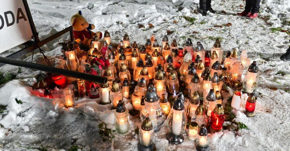 zdjęcie: Śledczy stawiają zarzuty policjantom w związku ze śmiercią 14-latki z Andrychowa / Andrychów, 30.11.2023. Mieszkańcy miasta  stawiają w centrum Andrychowa, 30 bm. znicze w miejscu, gdzie we wtorek 28 listopada przez kilka godzin siedziała na zimnie zaginiona 14-latka.  Wyziębiona dziewczynka została odnaleziona i trafiła do szpitala, gdzie następnego dnia zmarła. (as/dw) PAP/Art Service