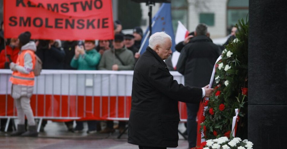zdjęcie: Jarosław Kaczyński i politycy PiS uczcili pamięć ofiar katastrofy smoleńskiej / Warszawa, 10.12.2025. Prezes PiS Jarosław Kaczyński przed Pomnikiem Ofiar Tragedii Smoleńskiej 2010 roku na pl. Piłsudskiego w Warszawie, 10 bm. Politycy PiS biorą udział w obchodach miesięcznicy katastrofy smoleńskiej. (mr) PAP/Leszek Szymański