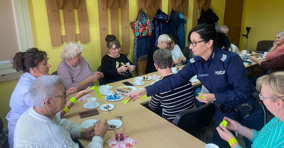zdjęcie: Świdwińskie Amazonki uczą seniorów jak nie paść ofiarą oszustów / fot. KPP w Świdwinie