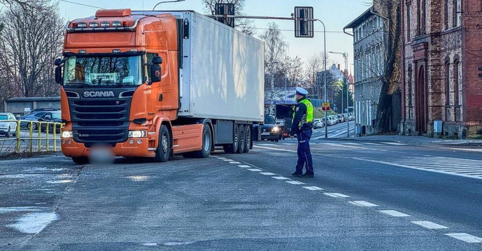 zdjęcie: Policyjne kontrole ciężarówek w powiecie kamiennogórskim / fot. KPP w Kamiennej Górze