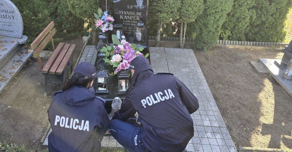 zdjęcie: Nowosolscy policjanci uczcili pamięć zmarłych kolegów / fot. KPP Nowa Sól