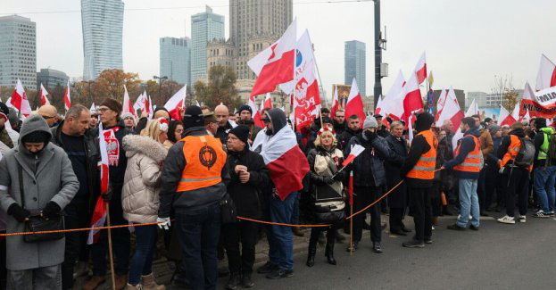 Przy rondzie Dmowskiego gromadzą się uczestnicy Marszu Niepodległości