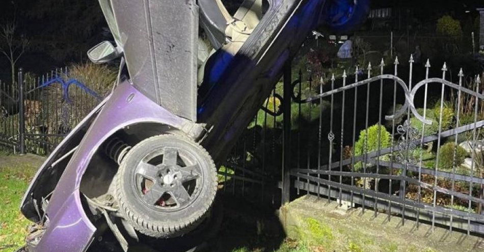 zdjęcie: Młody kierowca uderzył w ogrodzenie w Ogorzelcu / fot. KPP w Kamiennej Górze