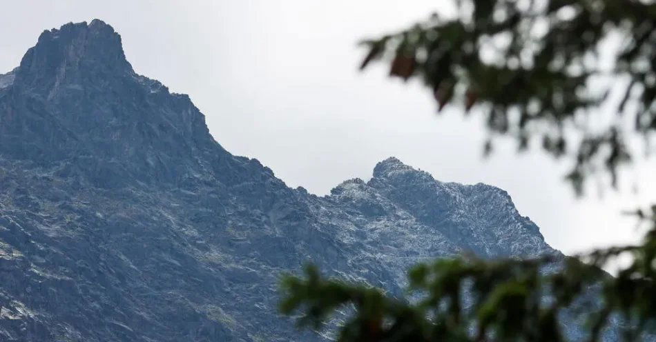 zdjęcie: Podczas nocnej akcji na Rysach ratownicy TOPR znieśli turystę z urazem nogi / Zakopane, 27.07.2023. Duże ochłodzenie w Tatrach, 27 bm. Po środowych intensywnych opadach deszczu okazało się, że powyżej 2300 m n.p.m. spadła niewielka ilość śniegu i złapał mróz do minus czterech stopni Celsjusza. (gm/doro) PAP/Grzegorz Momot