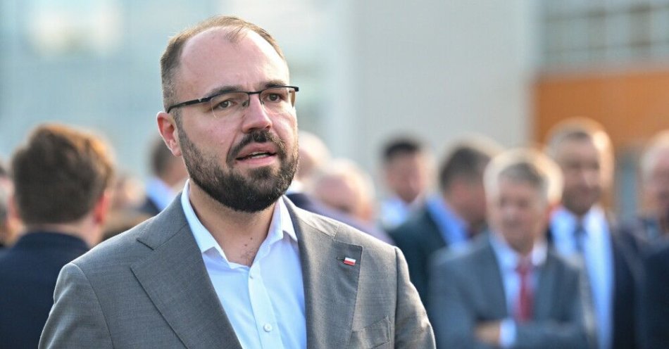 zdjęcie: Rzecznik PiS: decyzją prezesa Kaczyńskiego poseł Szczucki został zawieszony w prawach członka partii / Przysucha, 12.10.2024. Poseł PiS Krzysztof Szczucki w drodze na kongres Prawa i Sprawiedliwości w hali sportowej Zespołu Szkół nr 2 im. Ludwika Skowyry w Przysusze, 12 bm. (jm) PAP/Piotr Polak