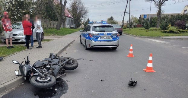Wypadek z udziałem motoroweru i osobówki