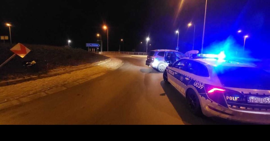 zdjęcie: Subaru w barierze energochłonnej w Zaparcinie kierowca pod wpływem / fot. KMP w Poznaniu