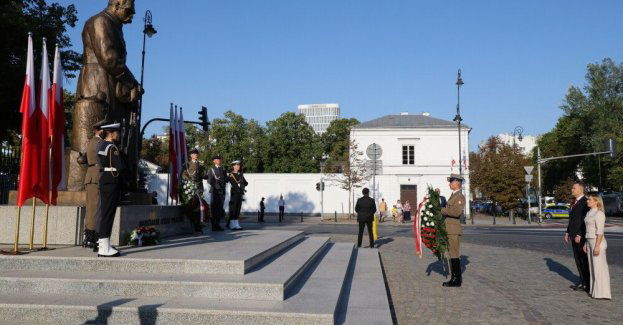 Prezydent złożył wieniec przed pomnikiem marszałka Józefa Piłsudskiego przy Belwederze
