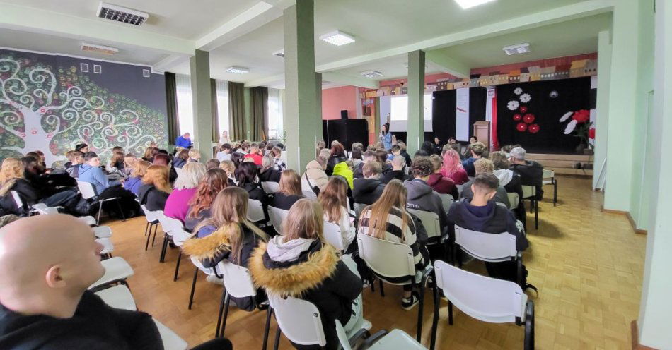 zdjęcie: Młodzież i Policja rozmawiają o przemocy w Grudziądzu / fot. KMP w Grudziądzu