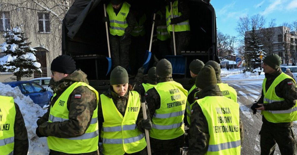 zdjęcie: Wojsko pomaga miejskim służbom w odśnieżaniu Słupska / Słupsk, 10.01.2026. Żołnierze Wojsk Obrony Terytorialnej podczas akcji odśnieżania Słupska, 10 bm. Do odsnieżania miasta skierowano wojsko z cięzkim sprzętem i żołnierzy WOT. Instytut Meteorologii i Gospodarki Wodnej wydał ostrzeżenia I i II stopnia przed intensywnymi opadami śniegu i zamieciami śnieżnymi w północnej części kraju. (jm) PAP/Piotr Kowala