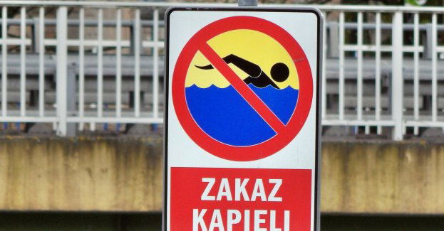 Zakaz wchodzenia do wody w kąpielisku nad jeziorem Trzesiecko