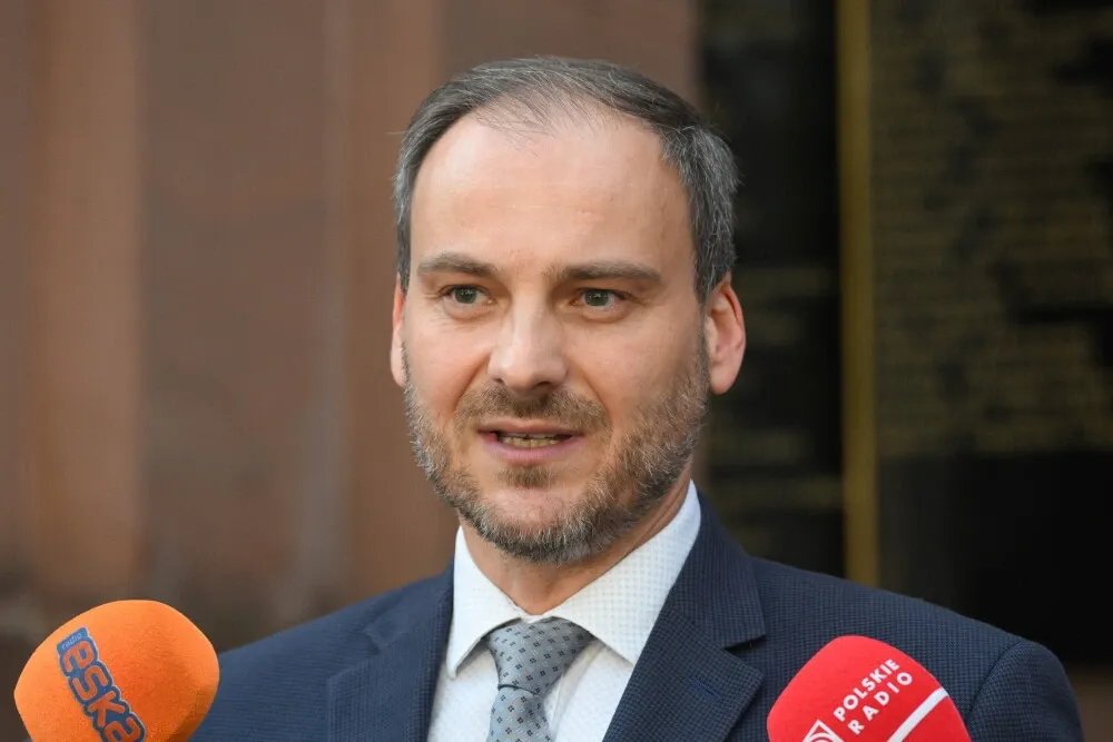 zdjęcie: Rzecznik MSZ: nie ma informacji o Polakach poszkodowanych w wyniku trzęsienia ziemi w Kolumbii / Warszawa, 31.07.2026. Rzecznik prasowy MSZ Maciej Wewiór na briefingu przed siedzibą Ministerstwa Spraw Zagranicznych RP w Warszawie, 31 bm. Ministerstwo Spraw Zagranicznych wezwało ambasadora Rosji Gieorgija Michnę w związku z rakietą, która w czwartek uderzyła w terytorium Polski w miejscowości Tarnawa-Kolonia. Do wtargnięcia pocisku w polską przestrzeń powietrzną doszło w nocy z 29 na 30 bm., gdy Rosjanie dokonali kolejnego zmasowanego ataku na Ukrainę, w tym m.in. na Lwów. (amb) PAP/Radek Pi