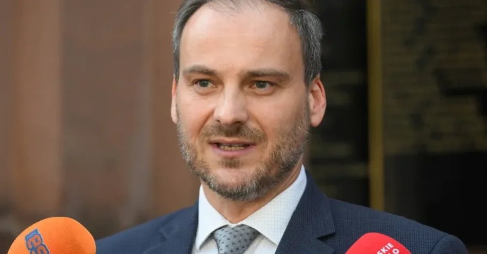zdjęcie: Rzecznik MSZ: nie ma informacji o Polakach poszkodowanych w wyniku trzęsienia ziemi w Kolumbii / Warszawa, 31.07.2026. Rzecznik prasowy MSZ Maciej Wewiór na briefingu przed siedzibą Ministerstwa Spraw Zagranicznych RP w Warszawie, 31 bm. Ministerstwo Spraw Zagranicznych wezwało ambasadora Rosji Gieorgija Michnę w związku z rakietą, która w czwartek uderzyła w terytorium Polski w miejscowości Tarnawa-Kolonia. Do wtargnięcia pocisku w polską przestrzeń powietrzną doszło w nocy z 29 na 30 bm., gdy Rosjanie dokonali kolejnego zmasowanego ataku na Ukrainę, w tym m.in. na Lwów. (amb) PAP/Radek Pi