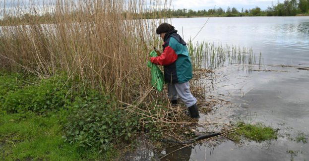 Naukowcy obliczą trasę rozprzestrzeniania się plastikowych śmieci w rzekach