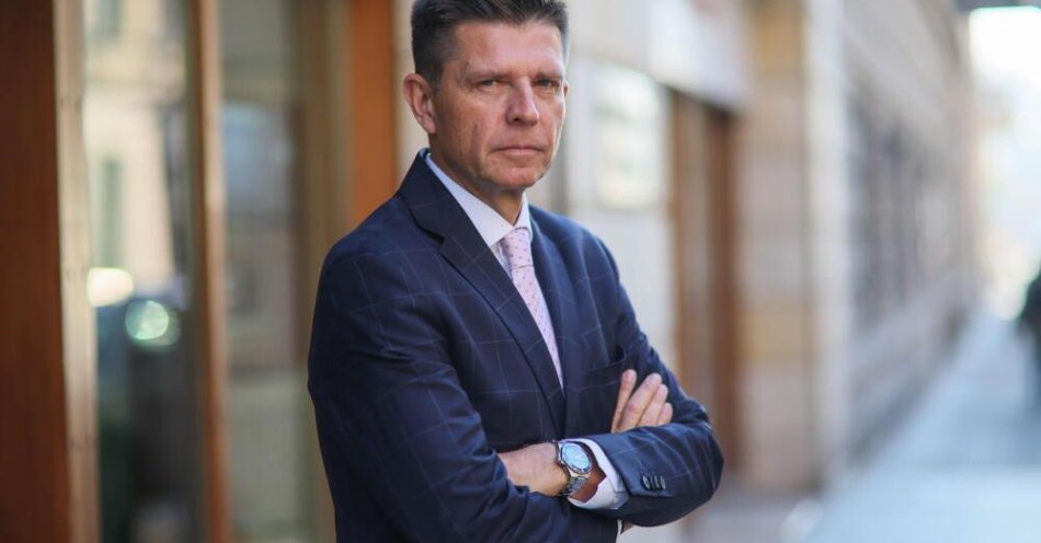 zdjęcie: Klub Centrum złożył projekt ustawy, który depenalizuje posiadanie małych ilości marihuany / Warszawa, 20.10.2025. Poseł Polski 2050 Ryszard Petru przed siedzibą Polskiej Agencji Prasowej w Warszawie, 20 bm. Ryszard Petru był gościem Studia PAP. (ls/mgut) PAP/Leszek Szymański