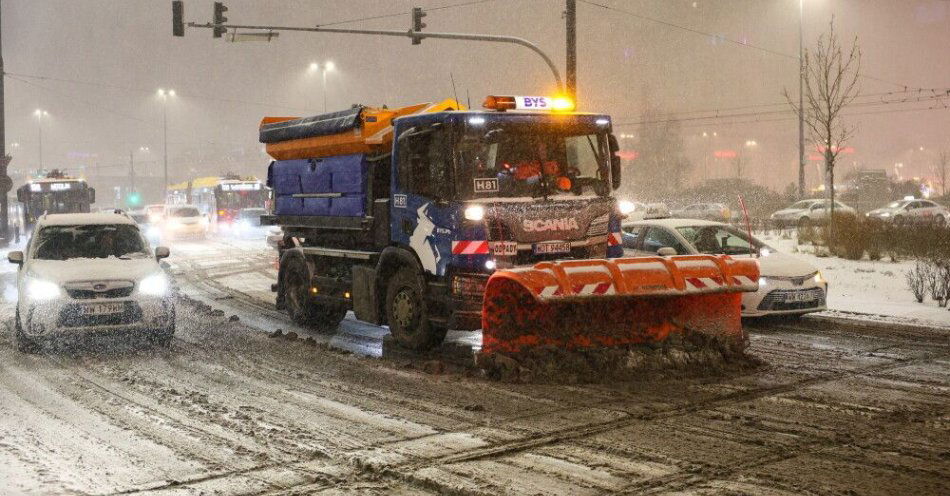 zdjęcie: Warszawski Zarząd Oczyszczania Miasta: na ulice wyjechało 170 pługoposypywarek / Warszawa, 30.12.2025. Pługoposypywarka w centrum Warszawy, 30 bm. W Warszawie trwają obfite opady śniegu. W całym kraju panują trudne warunki pogodowe. Ostrzeżenia przed śnieżycami i oblodzeniem wydały IMiGW i RCB. (sko) PAP/Szymon Pulcyn
