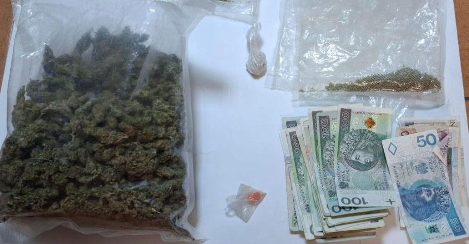 zdjęcie: Narkotyki i 210 paczek papierosów zabezpieczone w gm. Lubasz / fot. KPP Czarnków Kryminalni zabezpieczyli narkotyki, nielegalne papierosy i gotówkę. Zatrzymani mężczyźni!