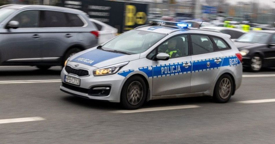 zdjęcie: 11 zatrzymań za race i flary podczas meczu we Wrocławiu / fot. KMP w Wrocławiu