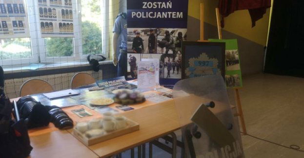 Policjanci promowali swoją służbę w czasie „Dnia otwartego” w Zespole Szkół im. Królowej Jadwigi w Czerwińsku nad Wisłą