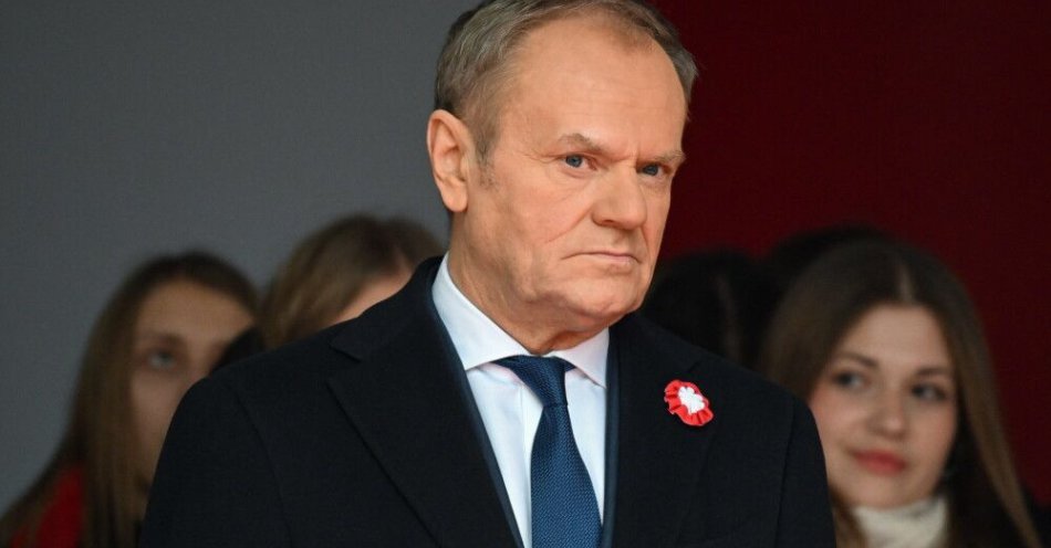 zdjęcie: Premier o oświadczeniu ambasadora USA: Polska włożyła dużo wysiłków, żeby doszło do deregulacji przepisów UE / Gdańsk, 11.11.2025. Obchody Narodowego Święta Niepodległości. Premier Donald Tusk przed Zieloną Bramą na gdańskim Długim Targu po zakoczeniu parady niepodległości, 11 bm. (aldg) PAP/Andrzej Jackowski