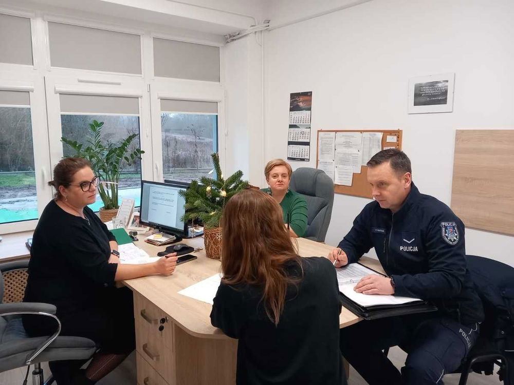 zdjęcie: Węgorzewo: policjanci w akcji Biała Wstążka wspierają mieszkańców / fot. KPP w Węgorzewie