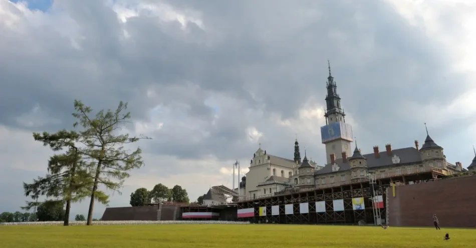 zdjęcie: Jasna Góra: zaczyna się drugi szczyt pielgrzymkowy; pierwsze kompanie wchodzą w sobotę / Częstochowa, Jasna Góra, 05.07.2017. Klasztor Jasnogórski. Przygotowania do uczczenia 300-lecia koronacji Cudownego Obrazu Matki Bożej Częstochowskiej. Błonia jasnogórskie i Klasztor (pp/mgut) PAP/Przemysław Piątkowski