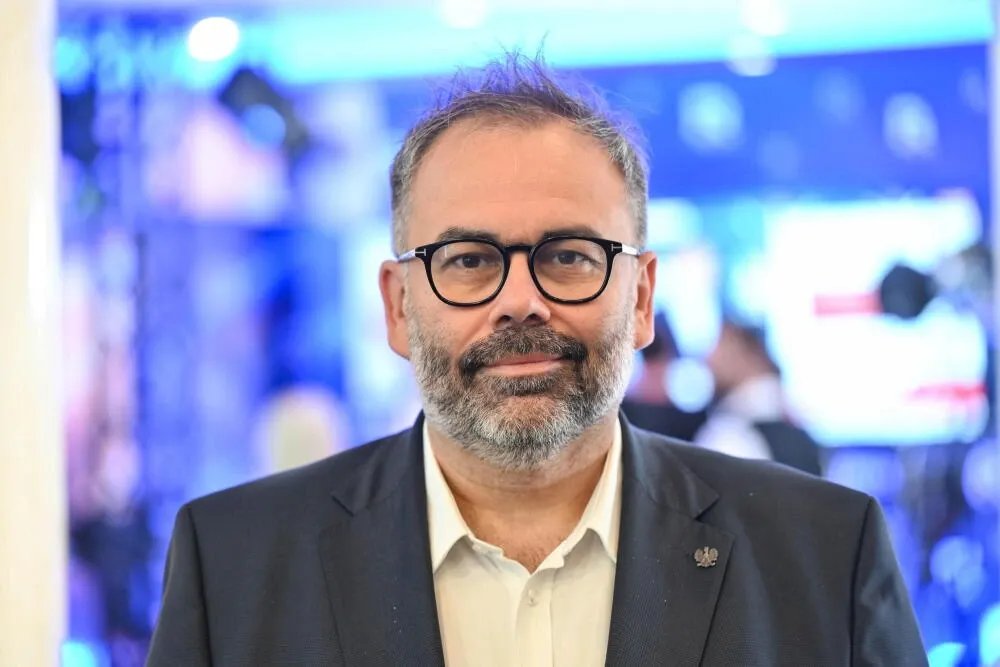 zdjęcie: Prezes ZUS dla PAP: 473 tys. emerytów pobiera świadczenia poniżej emerytury minimalnej / Karpacz, 09.09.2026. Prezes ZUS Liwiusz Laska w studiu PAP w drugim dniu XXXV Forum Ekonomicznego, 9 bm. Tegoroczna edycja forum odbywa się pod hasłem
