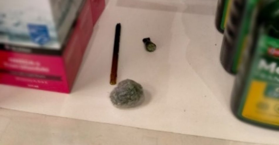 zdjęcie: Zostawił woreczek z marihuaną na półce apteki i został zatrzymany / fot. KPP Hajnówka