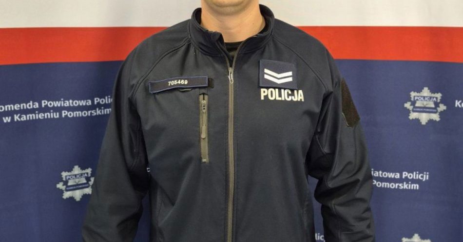 zdjęcie: Policjanci uratowali mężczyznę na budowie nad morzem / fot. KPP w Kamieniu Pomorskim