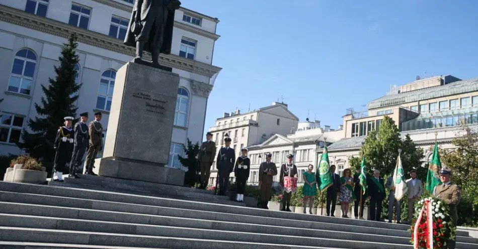 zdjęcie: Warszawa: szef MON złożył wieniec przed pomnikiem Wincentego Witosa / Warszawa, 15.08.2026. Pomnik Wincentego Witosa w Warszawie, 15 bm. Trwają obchody Święta Wojska Polskiego, które w tym roku odbywają się pod hasłem „Polska SAFE - bezpieczna Polska”. (mr) PAP/Leszek Szymański